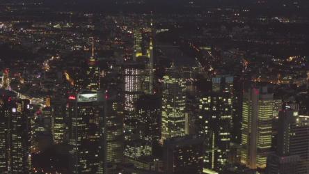 法兰克福在远处的夜晚，航拍[]