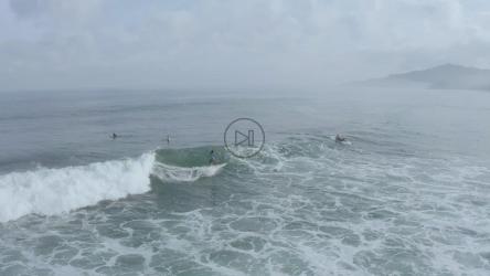 冲浪者在上面冲浪[免费商用]