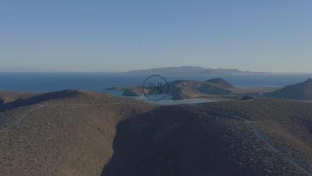 在多山的海湾上空缓慢飞行[免费商用]