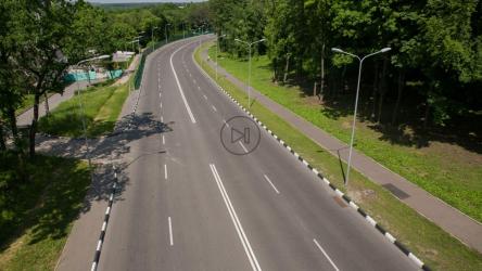 一条孤独道路的俯视图[]