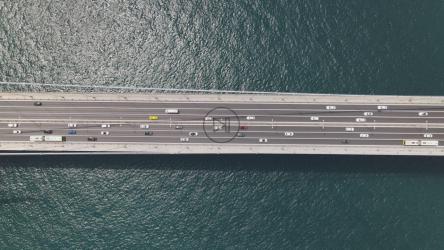 多车悬索桥，航拍[4K]