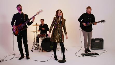 流行乐队在白色背景下演奏[4K]