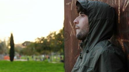 一名男子躲起来袭击另一名路过的男子[]