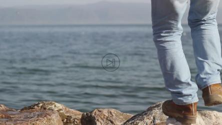 站在海边岩石上的人[]