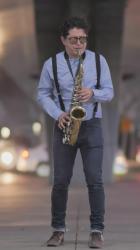 街头的萨克斯音乐家[免费商用竖屏]