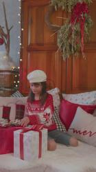 女孩把礼物放在圣诞树的底部[免费商用竖屏]