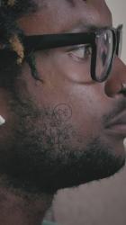 一个男人的无线耳机'；s耳朵[免费商用竖屏]