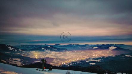 多云的雪山上的黄昏[4K]