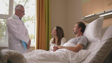 一对夫妇在听他们的医生[4K]