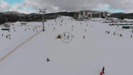 高空缆车和雪山上的滑雪者[4K]