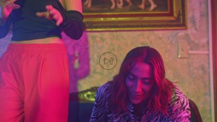 女孩和男孩在聚会上一起休息[免费商用]