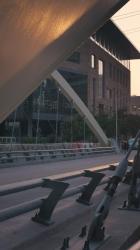 日落时城市里的汽车和人的桥梁[免费商用竖屏]