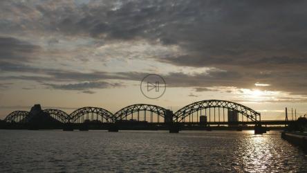 夕阳下的铁路桥剪影[4K]