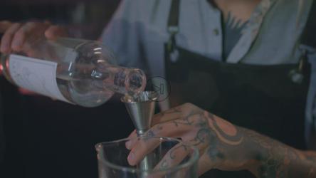 酒吧调酒师在准备饮料[免费商用]