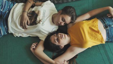 两个女人躺在一起[免费商用]