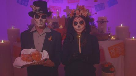 一对情侣在亡灵节打扮成猫和猫[免费商用]