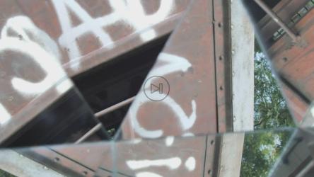 窗户边的女孩在棱镜的镜子里反射[免费商用]