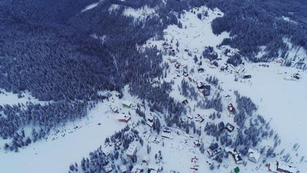 雪山山脉的浮雕，从上面看[4K]