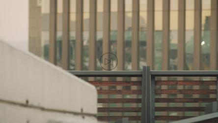 在户外甲板上拉小提琴的女人[4K免费商用]