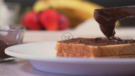 白面包上的巧克力或榛子奶油[免费商用]