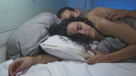 恩爱的情侣拥抱，睡在一起[免费商用]