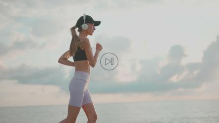 女孩在户外跑步和听音乐[]