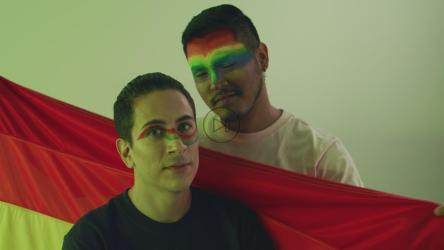 一对LGBT情侣拥抱的肖像[免费商用]