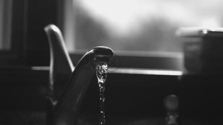 从水龙头倒水[]