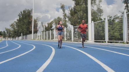 一男一女在跑道上慢跑[免费商用]
