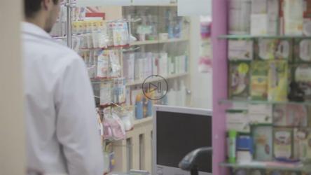 一名妇女到药店买药[]