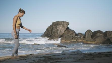 在海滩上做瑜伽的女人[免费商用]