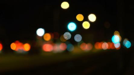 夜间交通堵塞时的车灯[4K]