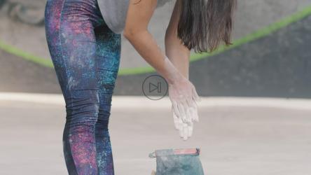 女孩在练习登山前用粉笔填满双手[免费商用]