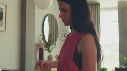 准备早餐鸡蛋的女人[4K免费商用]