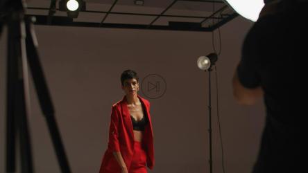 摄影棚里，模特在闪光灯下摆姿势[免费商用]