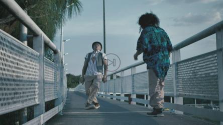 Dancing hip-hop on a pedestrian bridge[4K免费商用]
