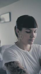 手臂悬空做瑜伽[免费商用竖屏]