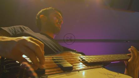 低视角的音乐家与他的电低音[4K免费商用]