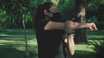 戴口罩的女性在运动前伸展身体[免费商用]