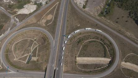 从上方一次拍摄十字路口和道路[4K]