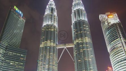 大型建筑在夜间亮起了灯[]