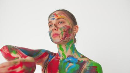 当代舞者全身彩绘，移动身体[]