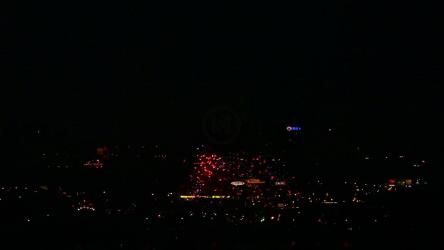 城市里五颜六色的烟火[]