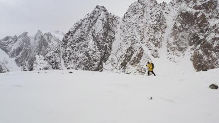 男登山者在雪地里行走[4K]