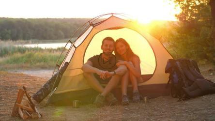 一对夫妇在营地进行自然之旅[]