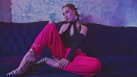 一个女孩在派对上喝酒跳舞的肖像[免费商用]