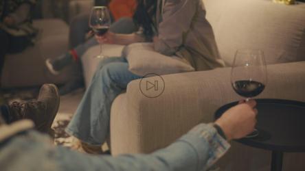 朋友晚上聚在一起喝酒[免费商用]