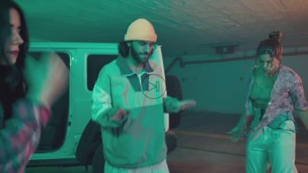 城市男人和他的朋友跳舞[免费商用]