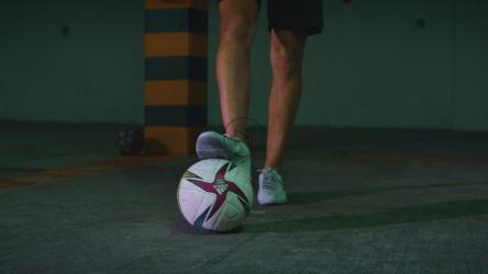 男子玩杂耍很熟练[免费商用]