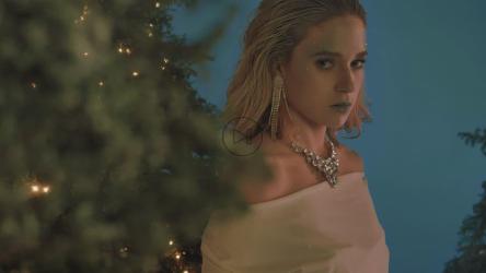 圣诞树间优雅迷人的女孩[免费商用]